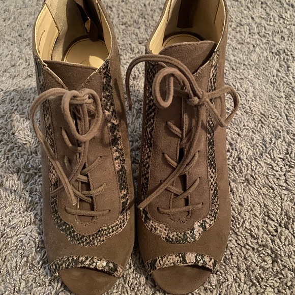 Isola Suede and Snakeskin Heels Size 7.5 - Picture 2 of 4